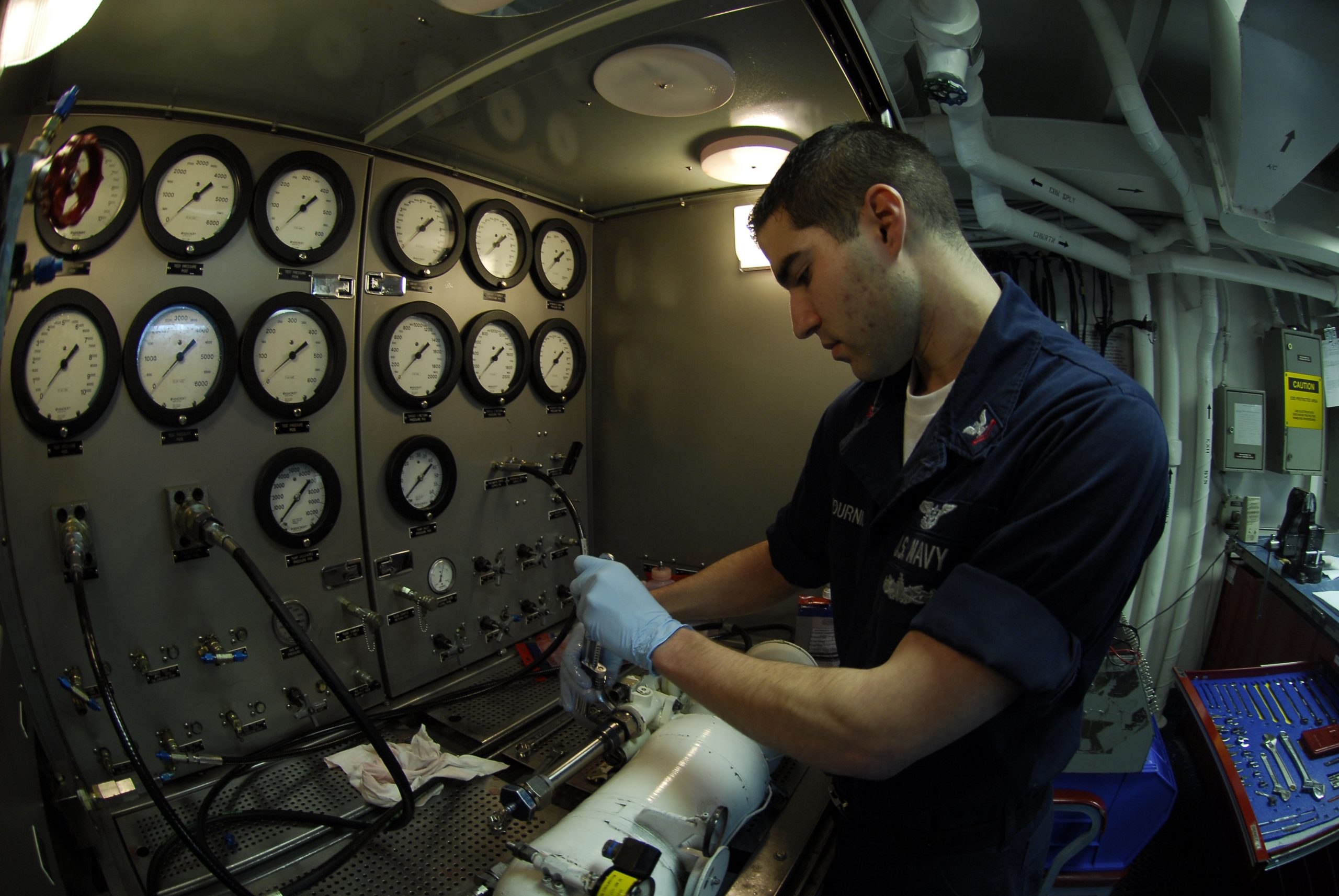Aircraft hydraulic accumulator maintenance